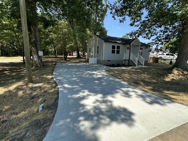 Building Photo - 329 Tate Ave