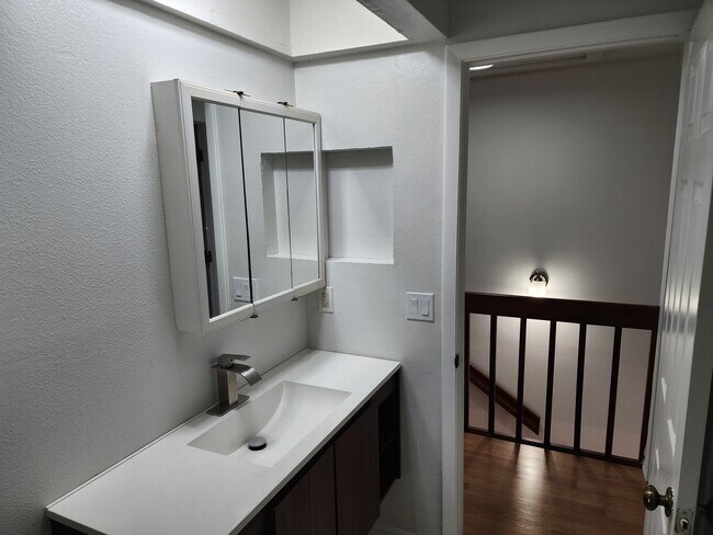 Foto del edificio - 2751 S Pines Dr