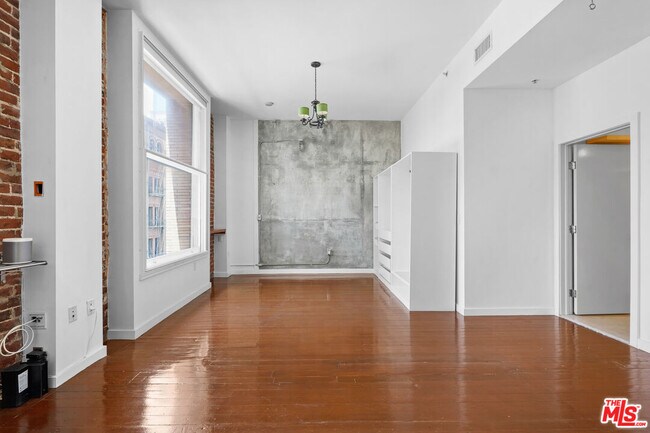 Building Photo - 257 S Spring St