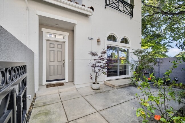 Building Photo - 938 Visconti Pl