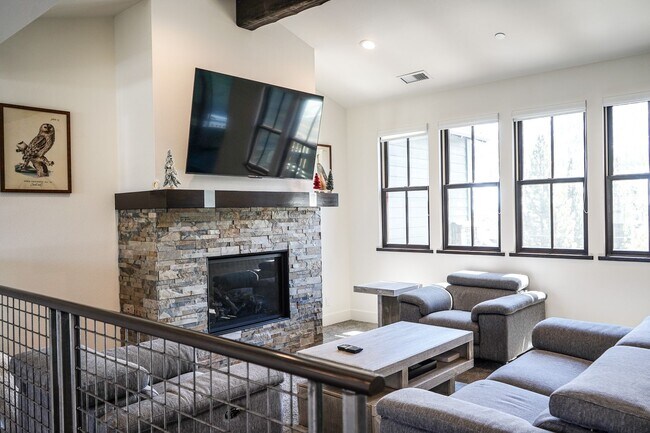 Building Photo - Snowcreek - 3 bed/2.5 bath Town Home