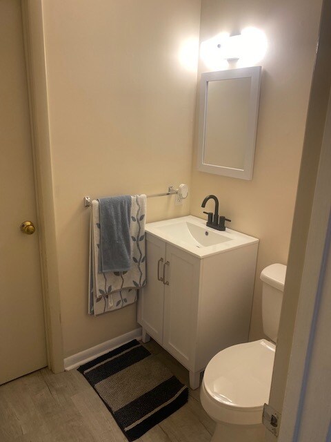 Medio baño en la primera planta - 16 Pine Dr