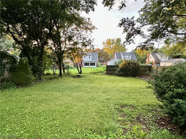 Foto del edificio - 2651 Robindale Ave