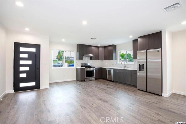 Foto del edificio - 10424 Woodley Ave