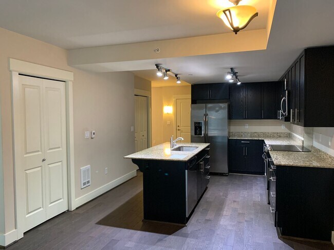 Foto del edificio - Excellent Location! Large 1 Bd plus den 1.5 Ba minutes to Downtown