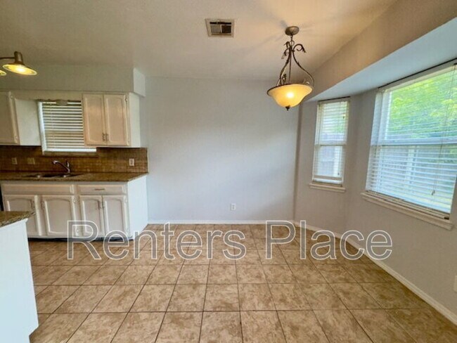 Building Photo - 212 E Austin St