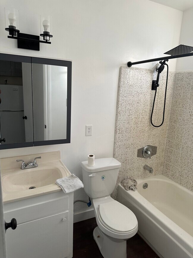 Foto del edificio - 12736 Mitchell Ave