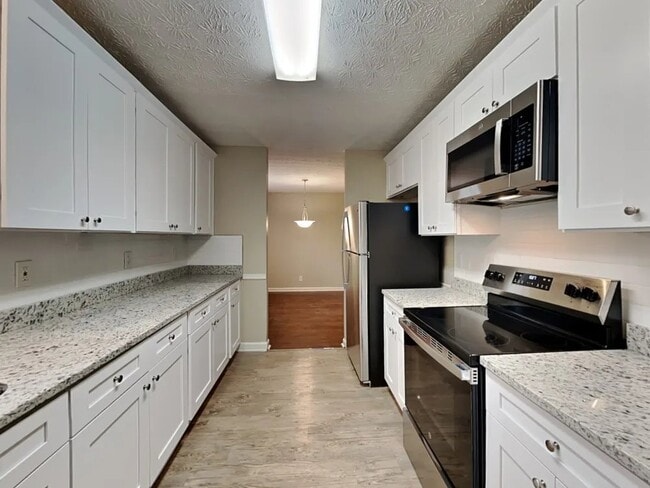 Building Photo - 942 Woodbridge Dr NE