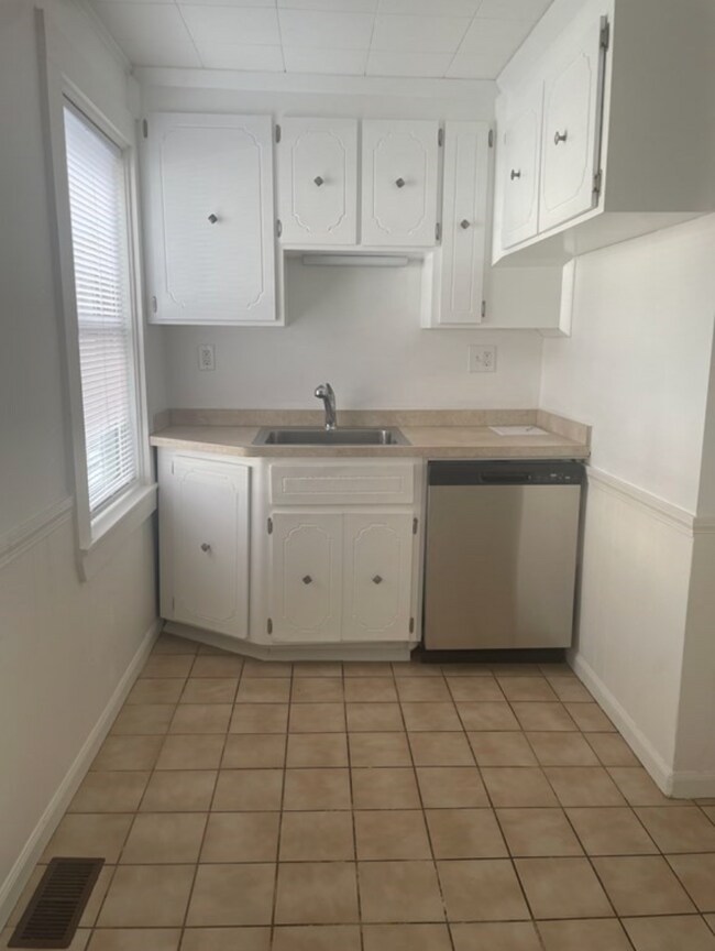 Building Photo - 2BED/1BATH located in a Townhouse in Dedha...