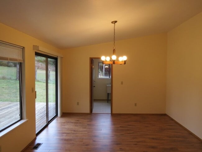 Building Photo - Spacious 2 bedroom 2.5 bath Rambler home i...