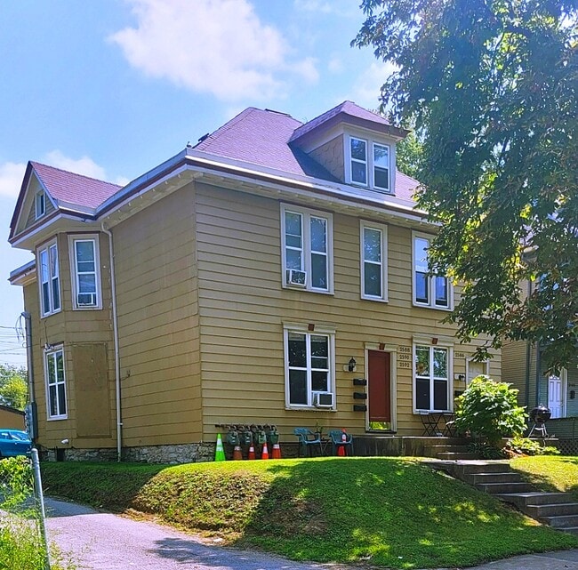 Building Photo - 2590 East Ave