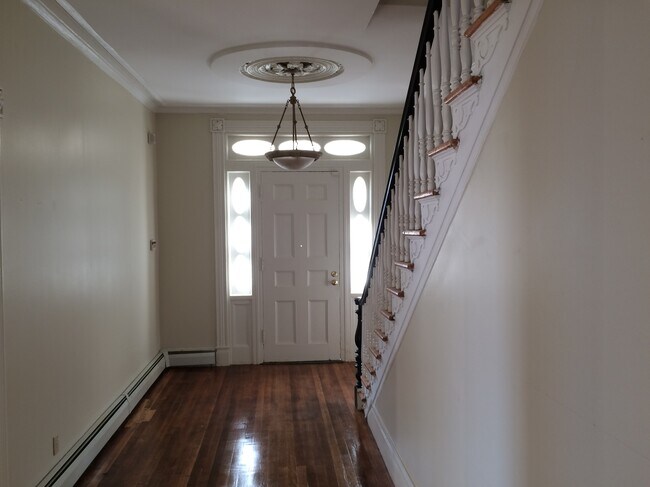 Entryway - 62 Washington St