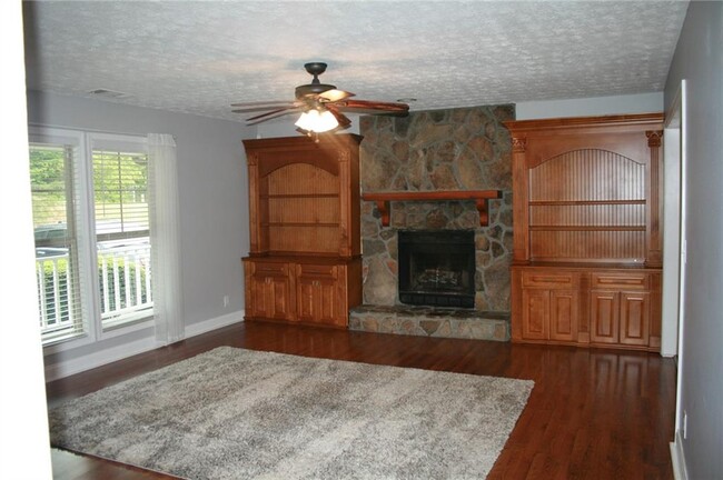 Building Photo - 5855 Maple Creek Dr