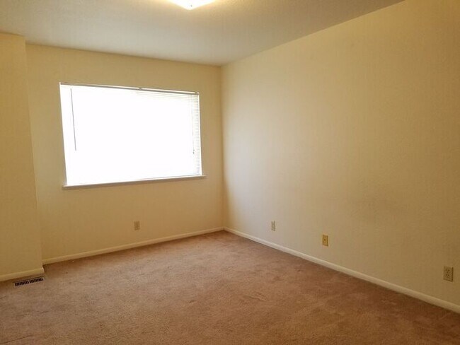 Foto del edificio - 2 Bed 1.5 Bath Townhouse End Unit in North Central Loveland - Water/Sewer/Trash Included in Rent!