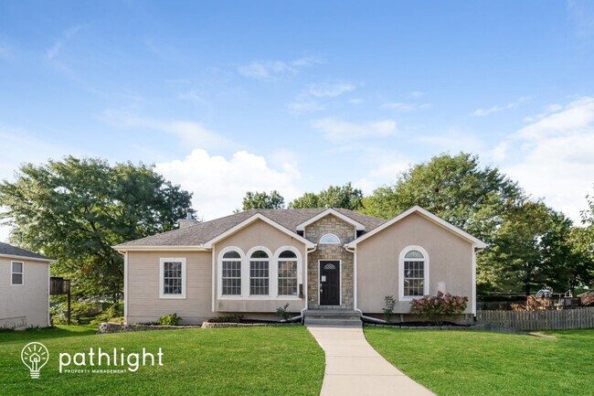 Building Photo - 715 Holiday Dr