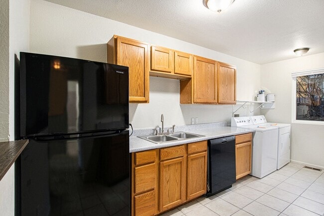 Building Photo - Updated Duplex 4 bed | 2 bath in Westwood!