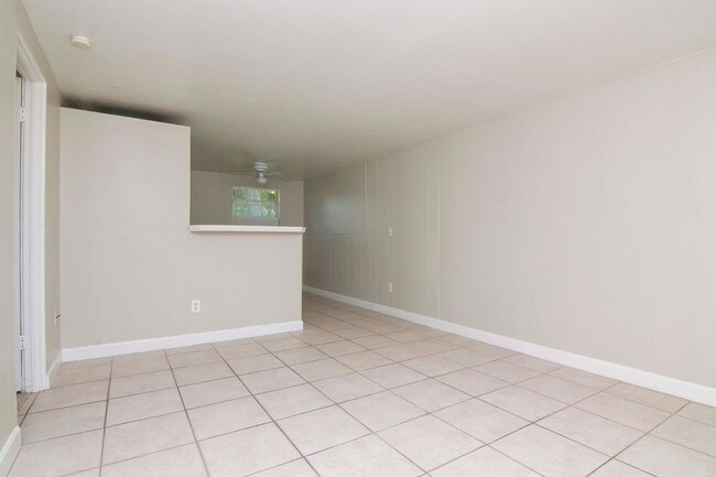 Building Photo - Great Location - 1 Bedroom 1 Bath Duplex w/ Backyard