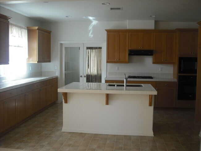 Foto del edificio - Love living near the Beach into this spacious 5 bedroom home