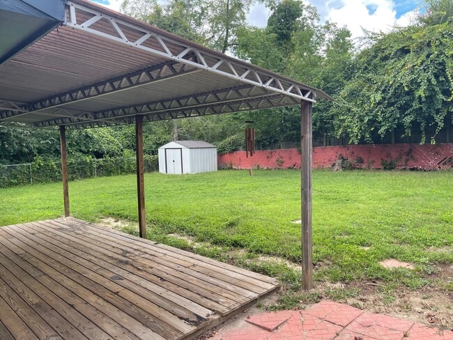 Building Photo - 2827 Lakeview Dr