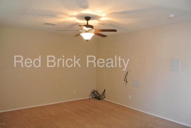 Building Photo - 2111 W Maple Dr