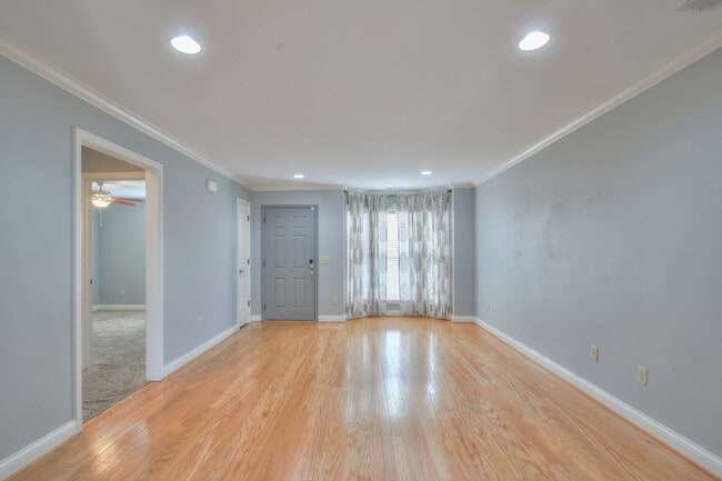 Building Photo - 239 Tulip Hill Dr