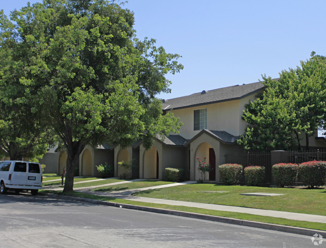 Building Photo - Villa De San Joaquin