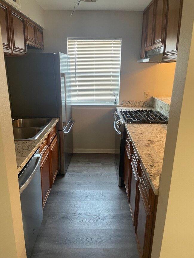 Apt B kitchen - 1325 Lake Ave