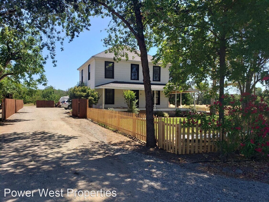 4 br, 2.5 bath House 9720 E HWY 99 House Rental in Los Molinos, CA