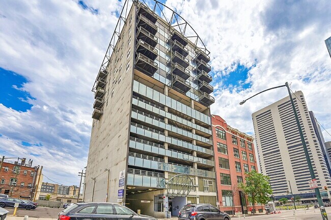 Foto del edificio - $2,000, 1 bed, 1.5 bath located in downtow...