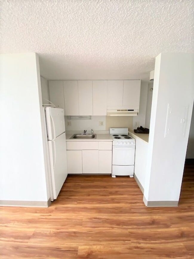 Building Photo - Studio unit at Century Park Plaza