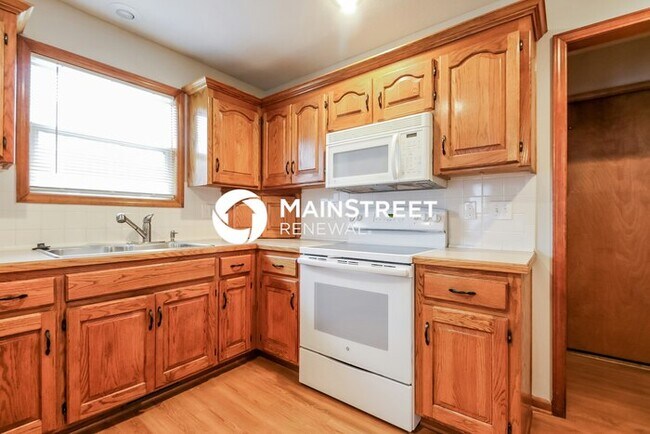 Foto del edificio - 4 Bedroom Pet-Friendly Home in Kearney, MO with Main Street Renewal
