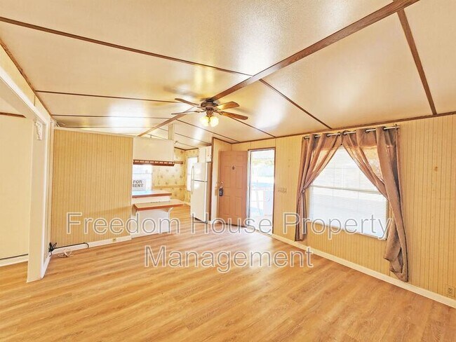 Foto del edificio - 1300 W Basin Ave