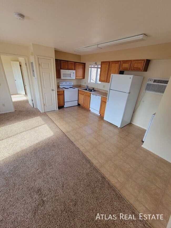 Building Photo - NEWLY RENOVATED 2bed 2bath on the West sid...