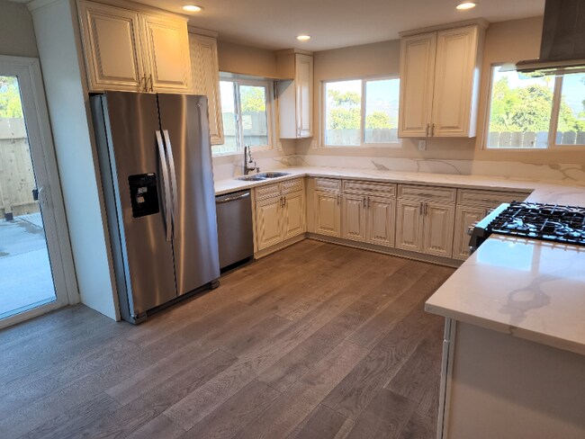 Foto del edificio - 8580 Golden Ridge Rd