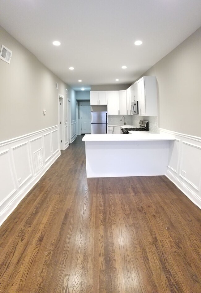 Foto del edificio - 2451 W Haddon Ave