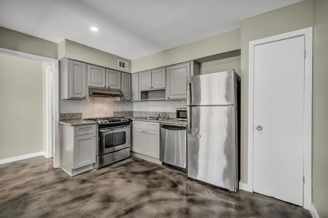 Building Photo - 2808 Skyway Cir