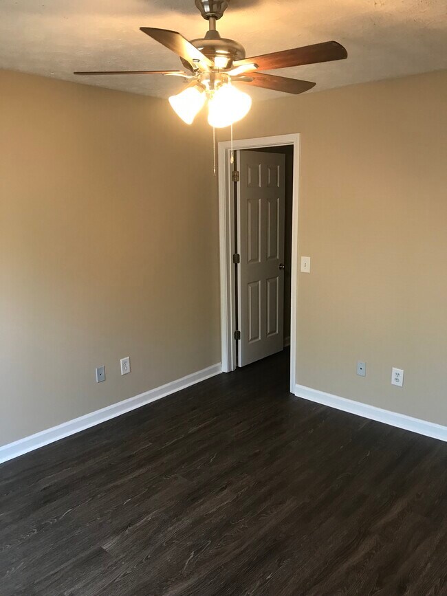 Foto del edificio - 430 W Magnolia Ave