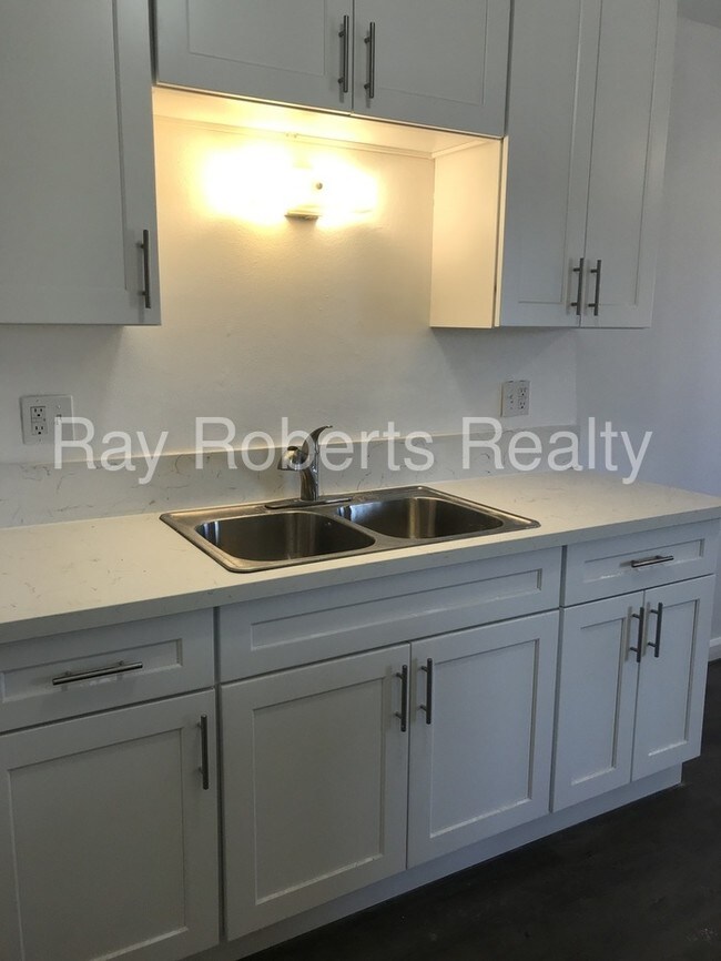 Foto del edificio - 15735 Blaine Ave