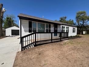 Building Photo - 618 W 51st St S