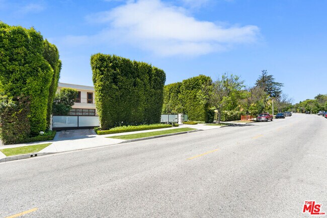Building Photo - 705 N Rexford Dr