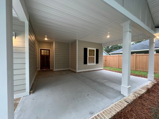 Foto del edificio - 3 Bed 2 Bath Home with Porches and Huge Ba...