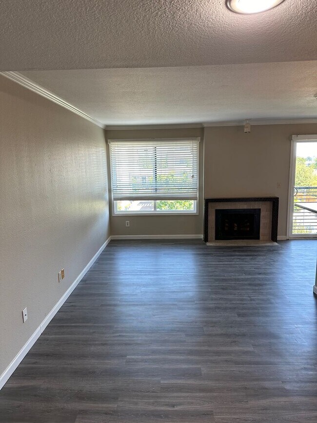 Foto del edificio - Spacious 2 Bed/2 Bath Condo in Northgate w...