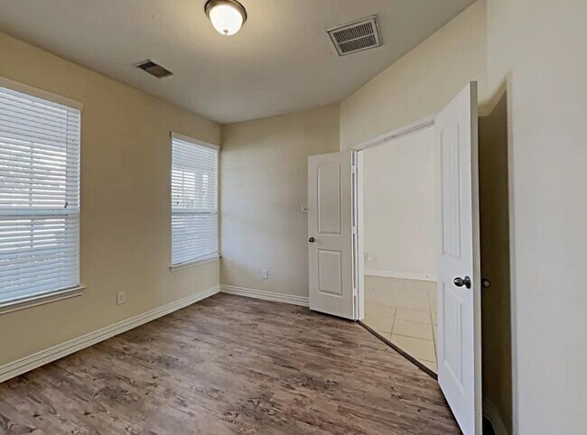 Foto del edificio - 3322 Orchid Trace Dr
