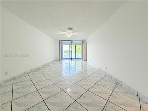Building Photo - 206 Lake Pointe Dr