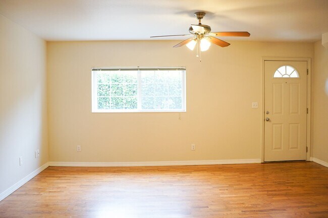 Building Photo - Ideal John's Landing 1-Bed w/ Open Layout, Washer/Dryer & a Private Patio!