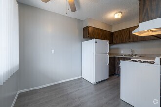2BR, 1BA - 726SF - Kitchen - Knollwood Terrace