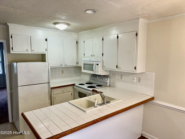 Building Photo - 3930 Sterling Pointe Dr