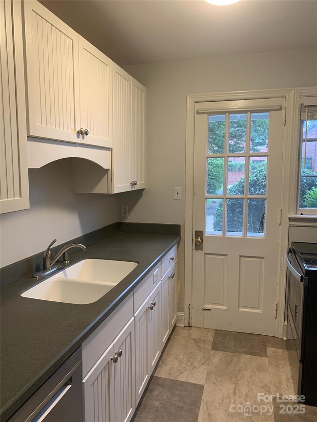 Photo - 2103 Queens Rd W Apartment