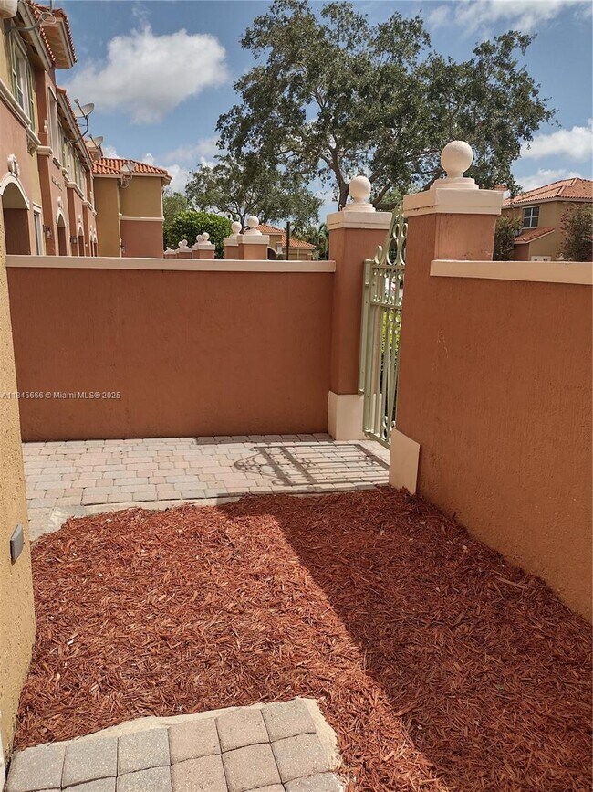 Foto del edificio - 654 SW 106th Ave