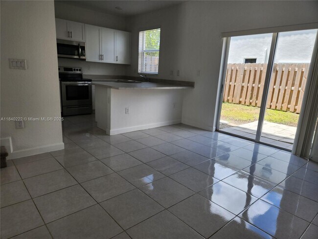 Foto del edificio - 2693 SE 19th St